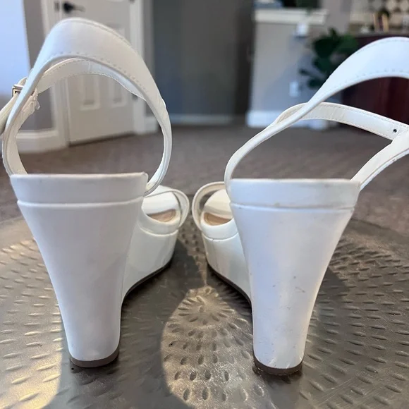Gianni Bini White Wedge Slingback Sandals - Women Size 8.5 M - Picture 4 of 4